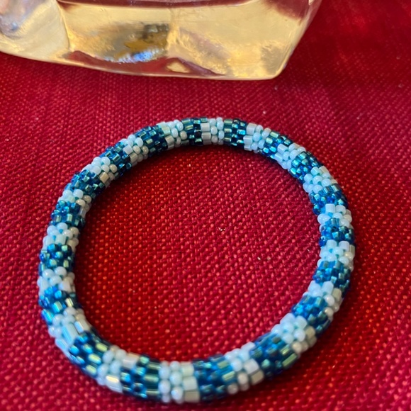 SPARKLY GLASS HAND CROCHETED SEED BEAD ROLL ON BRACELETS IN LOT OF 3 DESIGNS - Picture 5 of 8